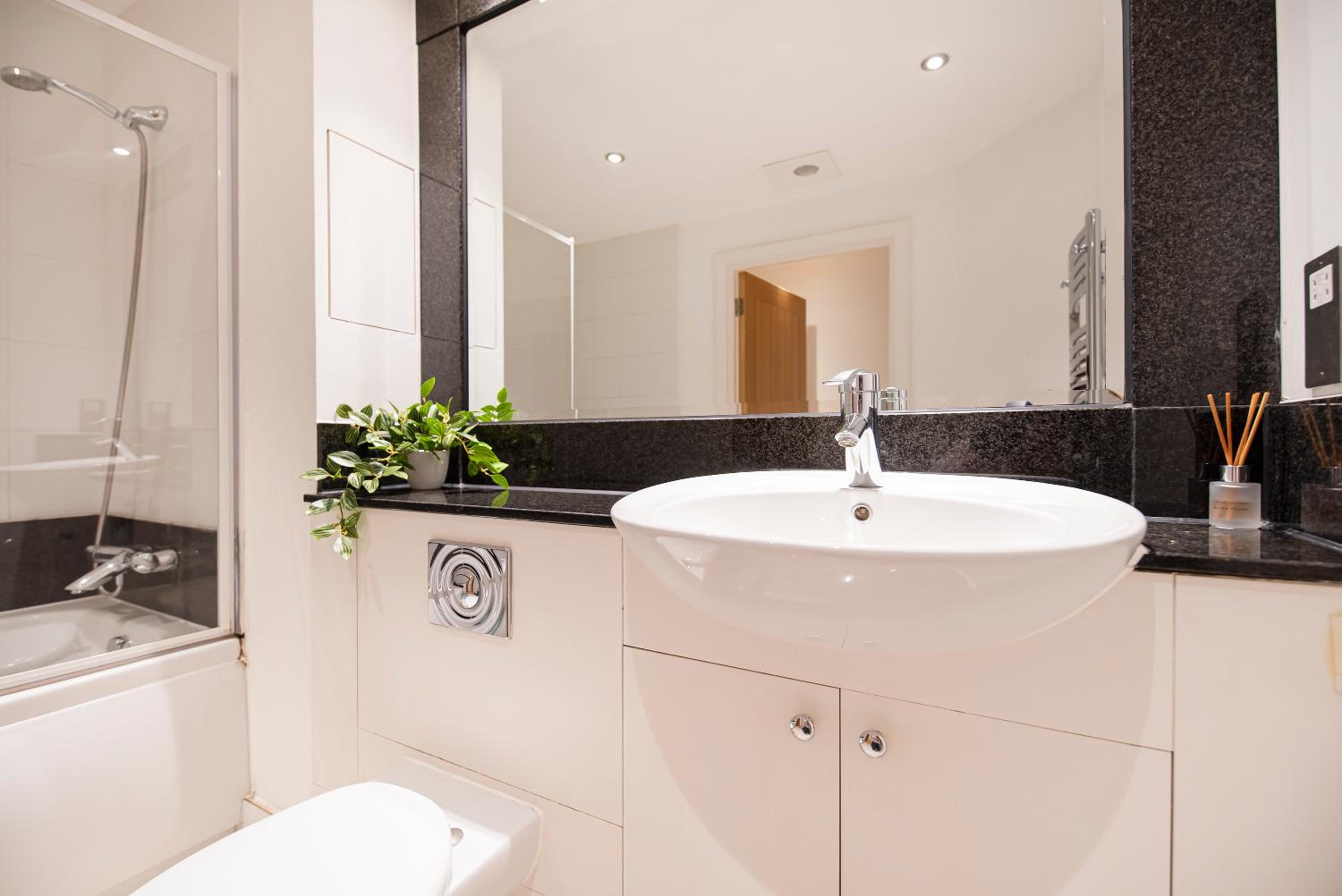 Compact 2 Bed Good Transport Links