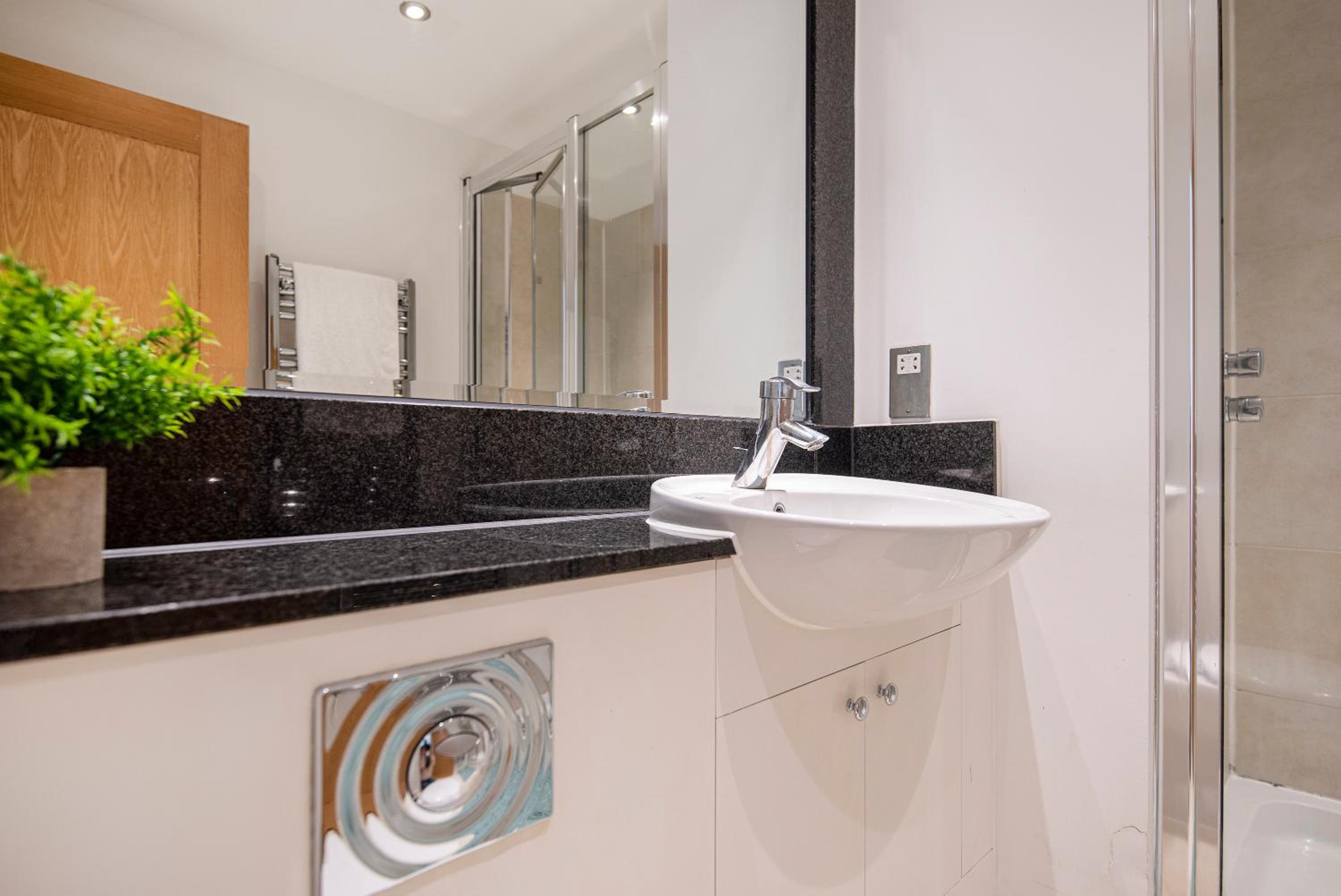 Compact 2 Bed Good Transport Links