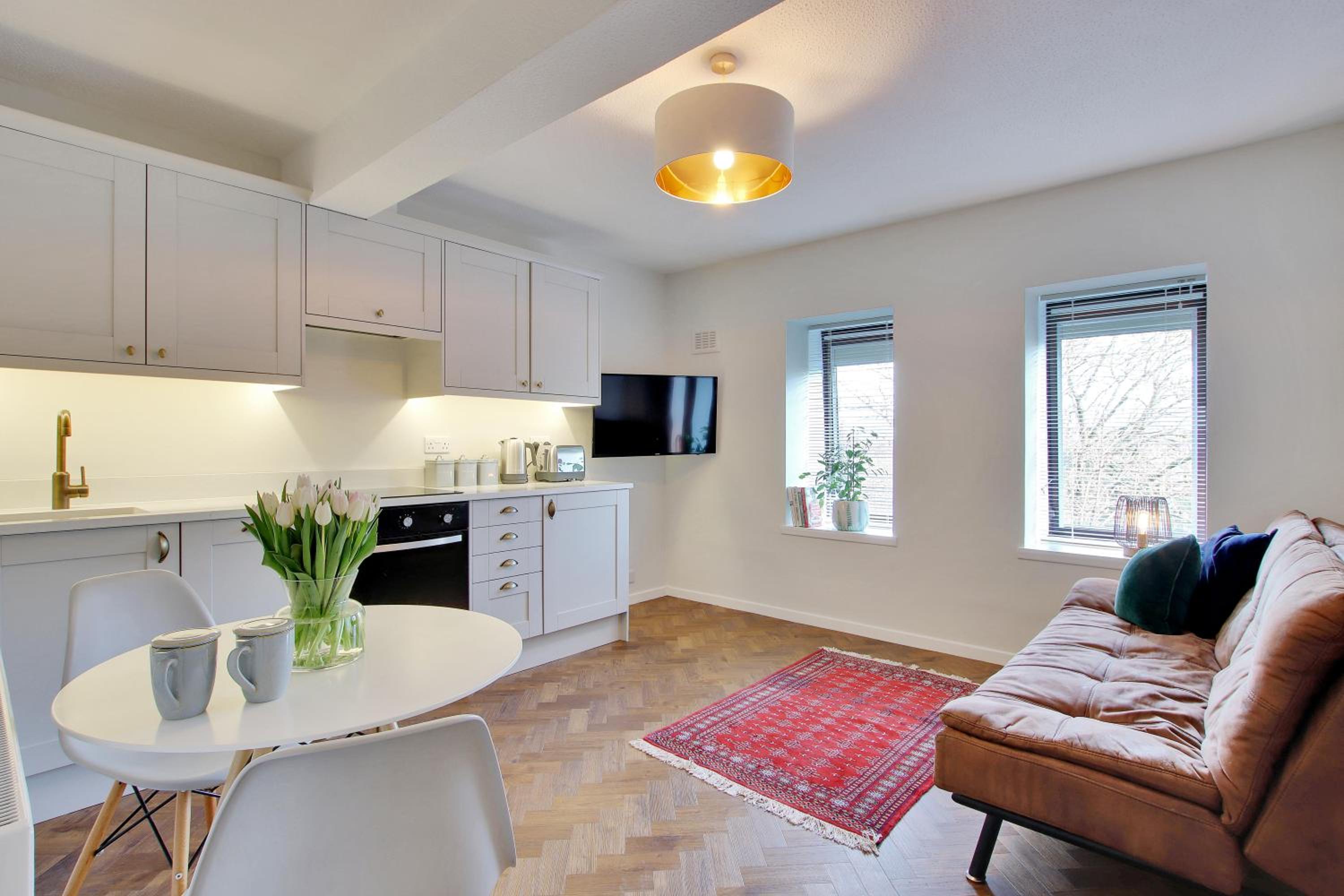 Chic 2-bed apartment, free Wi-Fi and parking view 2