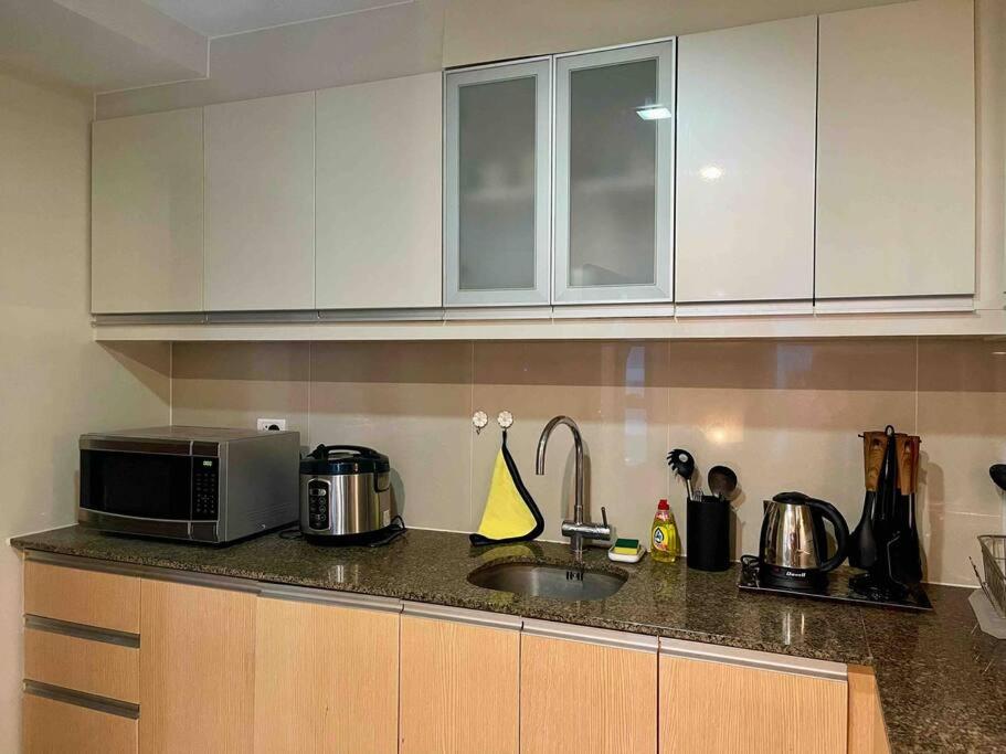 Spacious 1BR One Uptown BGC w/ Sound System view 3