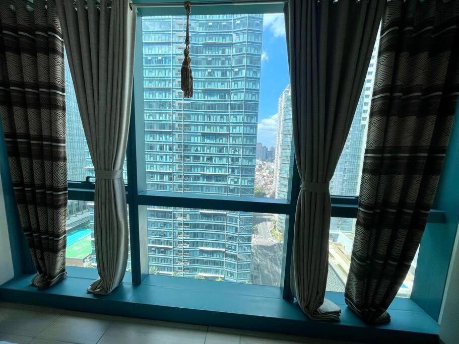 Spacious 1BR One Uptown BGC w/ Sound System view 5