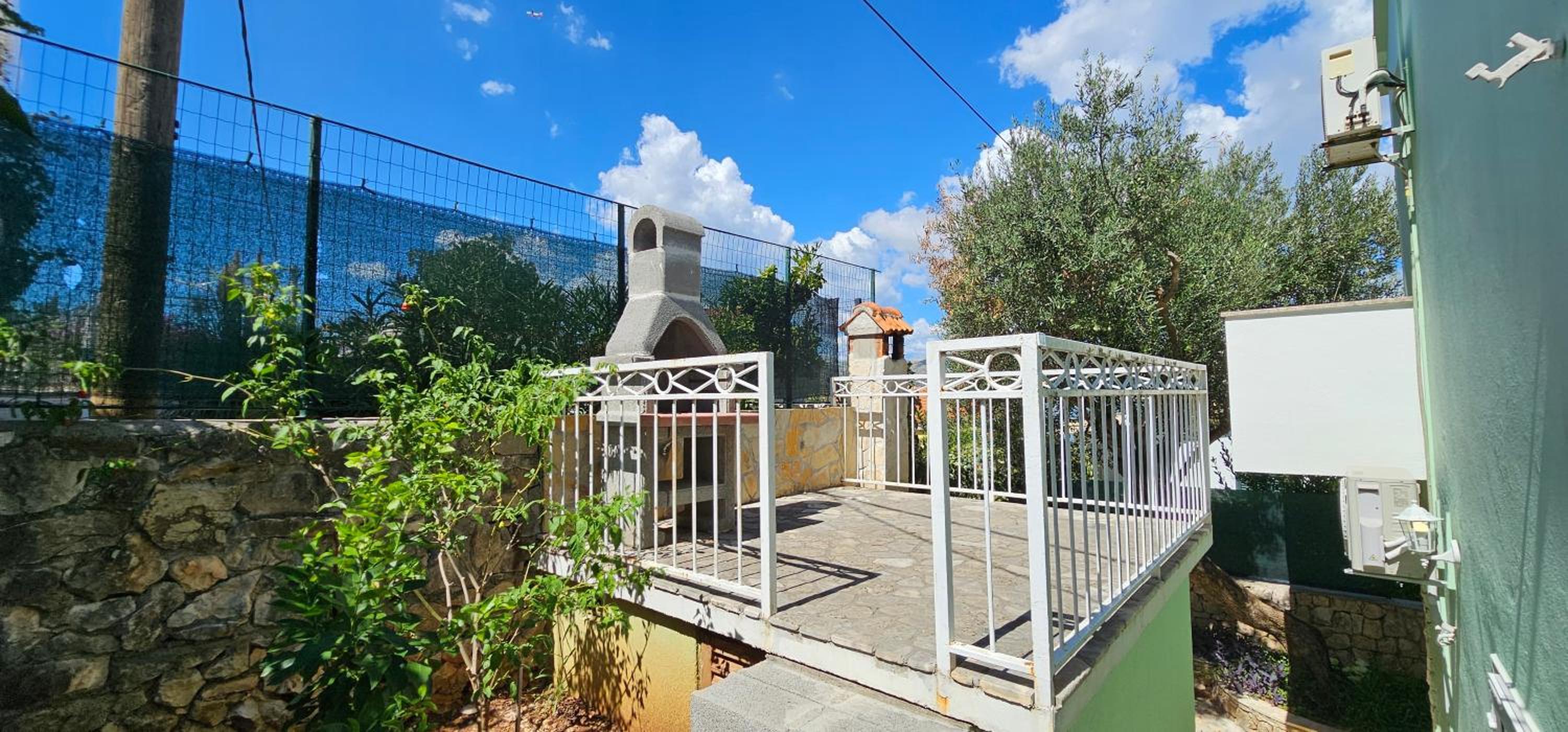 Spacious Villa Lush Garden Private access to Beach view 4