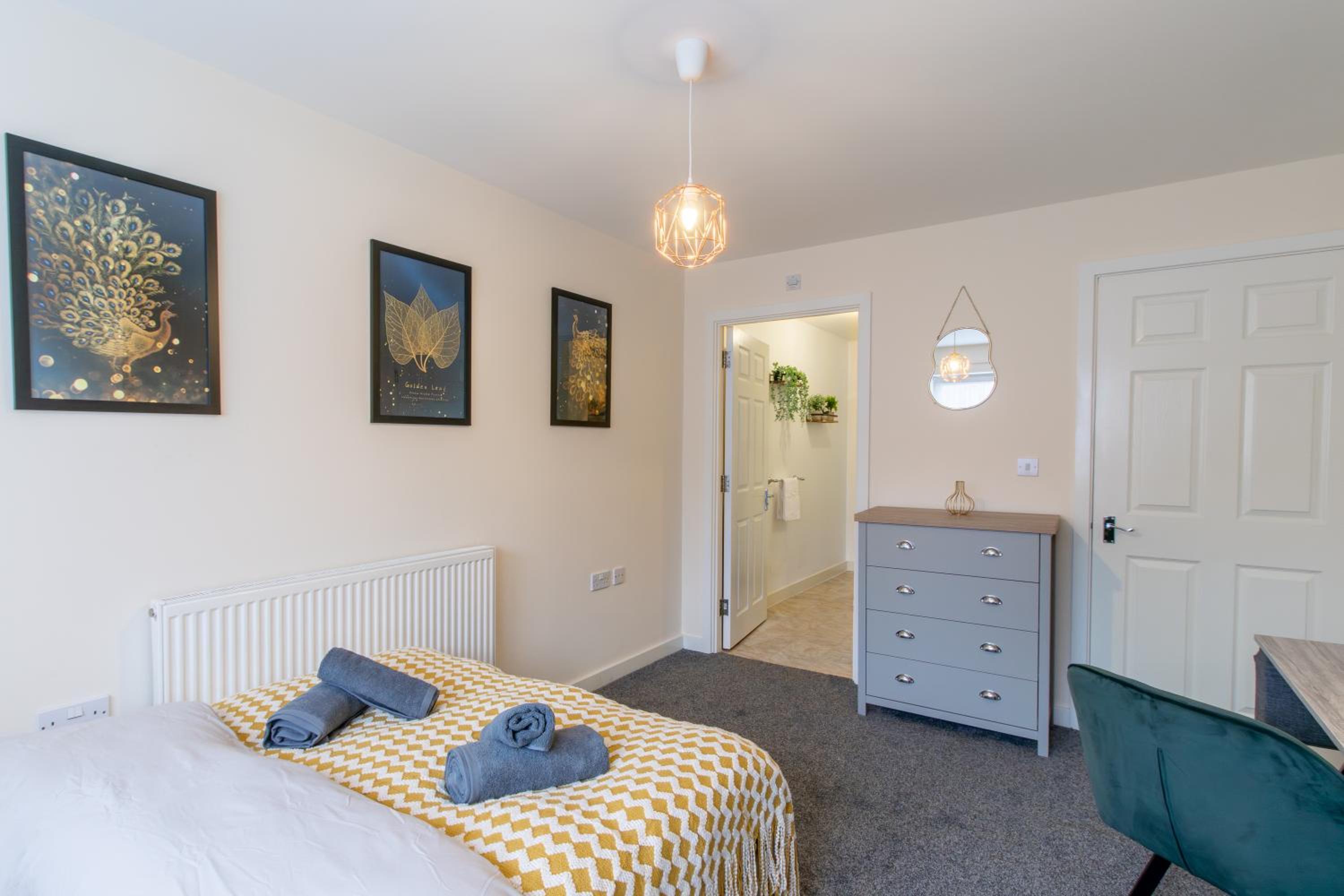 Open Mind Property - Luxury Apartment Near Hospital & Underground Free Parking for 2 Vehicles view 4