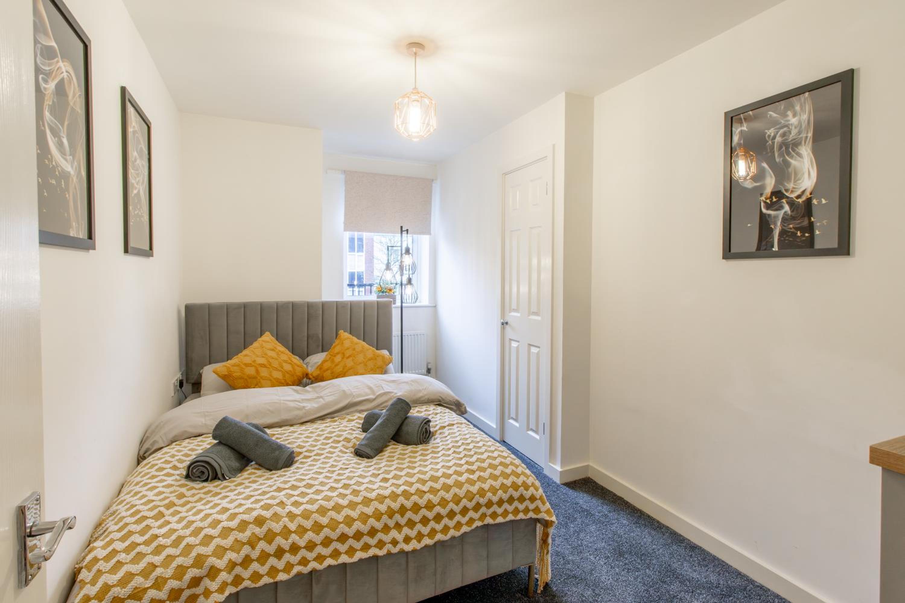 Open Mind Property - Luxury Apartment Near Hospital & Underground Free Parking for 2 Vehicles view 5