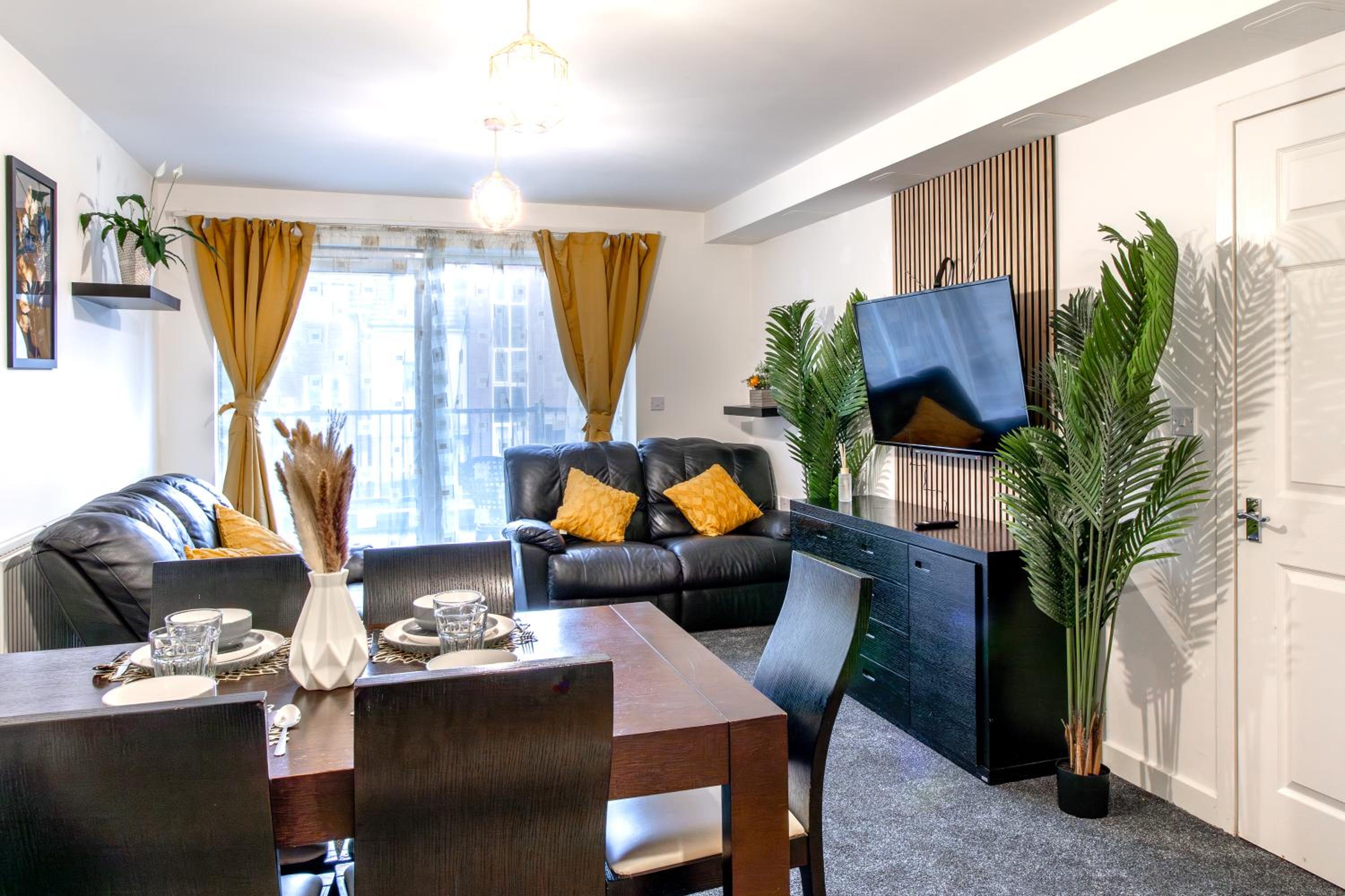 Open Mind Property - Luxury Apartment Near Hospital & Underground Free Parking for 2 Vehicles view 3