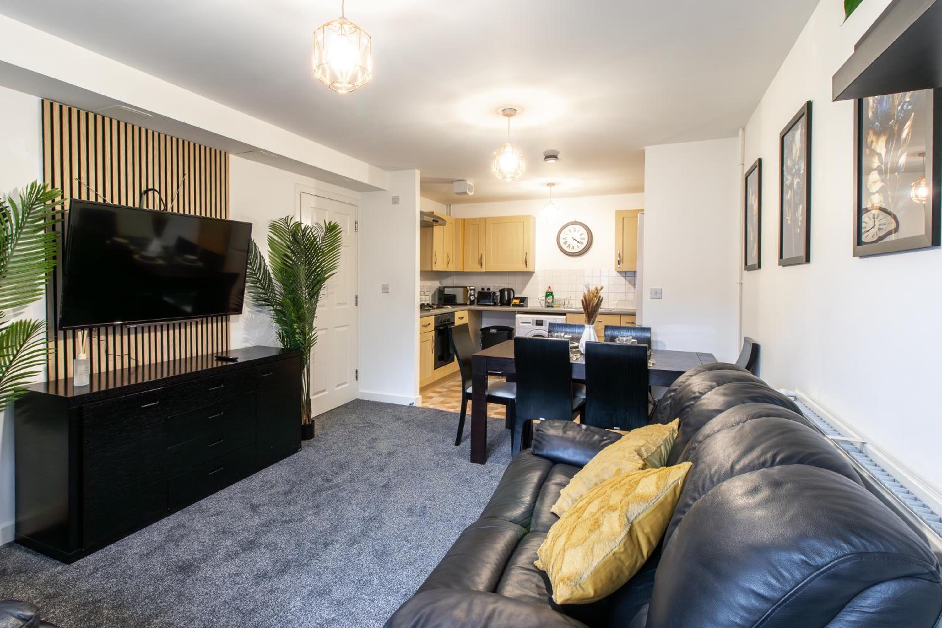 Open Mind Property - Luxury Apartment Near Hospital & Underground Free Parking for 2 Vehicles view 2