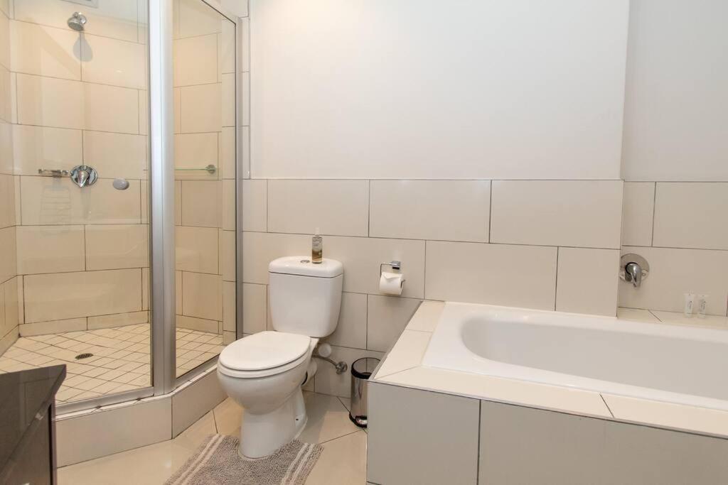 Manhattan Towers 1 bedroom flat view 4