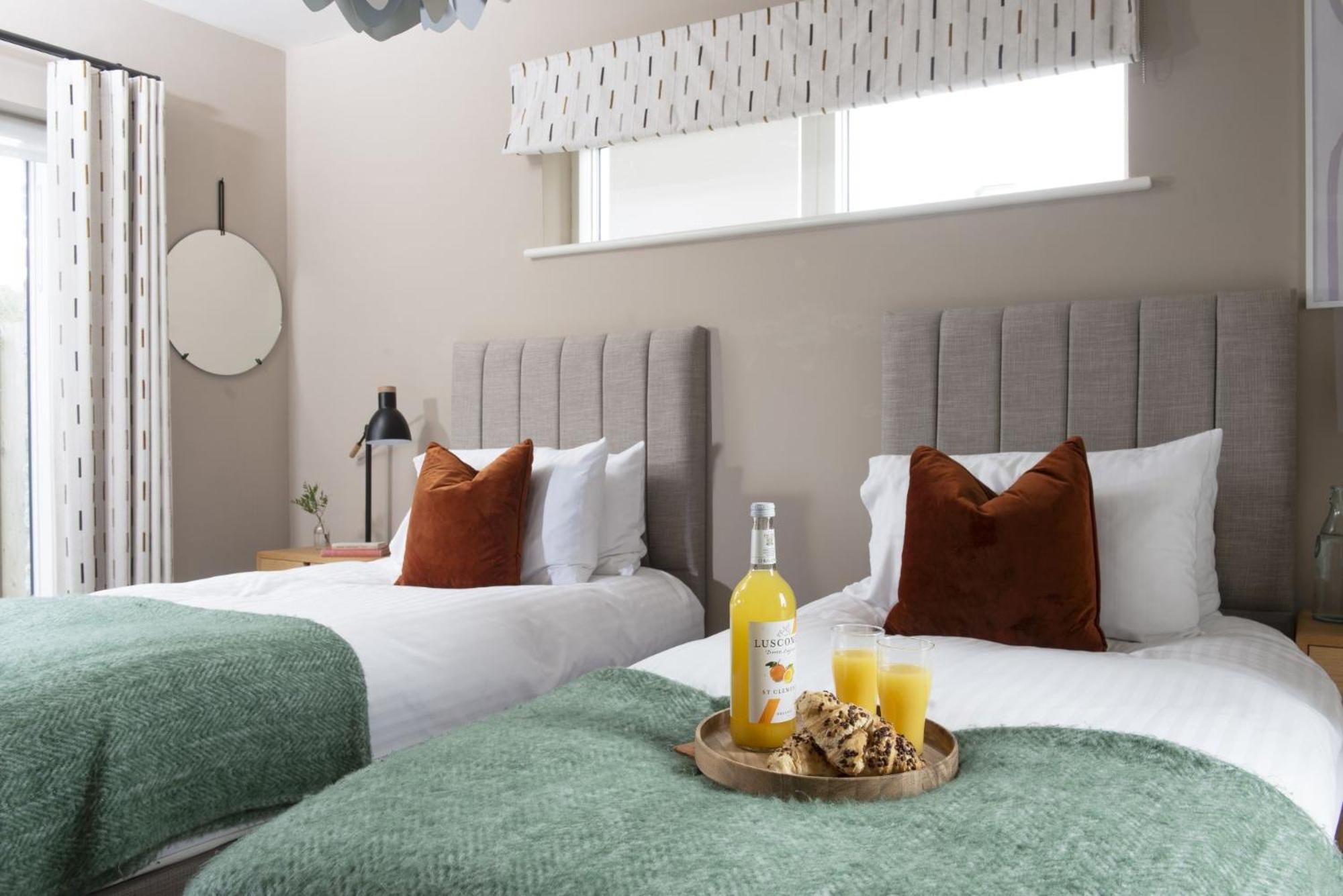 Salt Life, Dunes at Upton Towans - Hot tub - Pet friendly - Self check in view 4