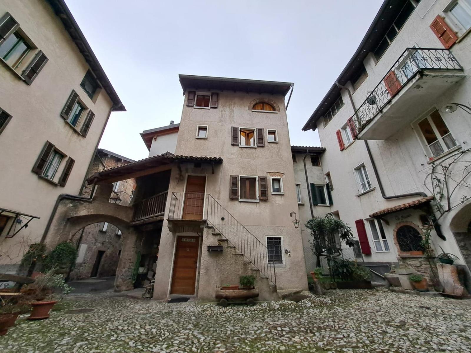 La Casetta di Riva - Cozy Lakeside Village Home