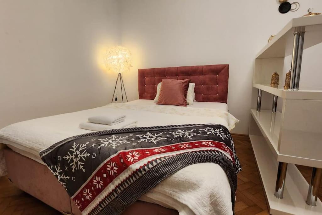 City Apartment (1km to the 1st District)