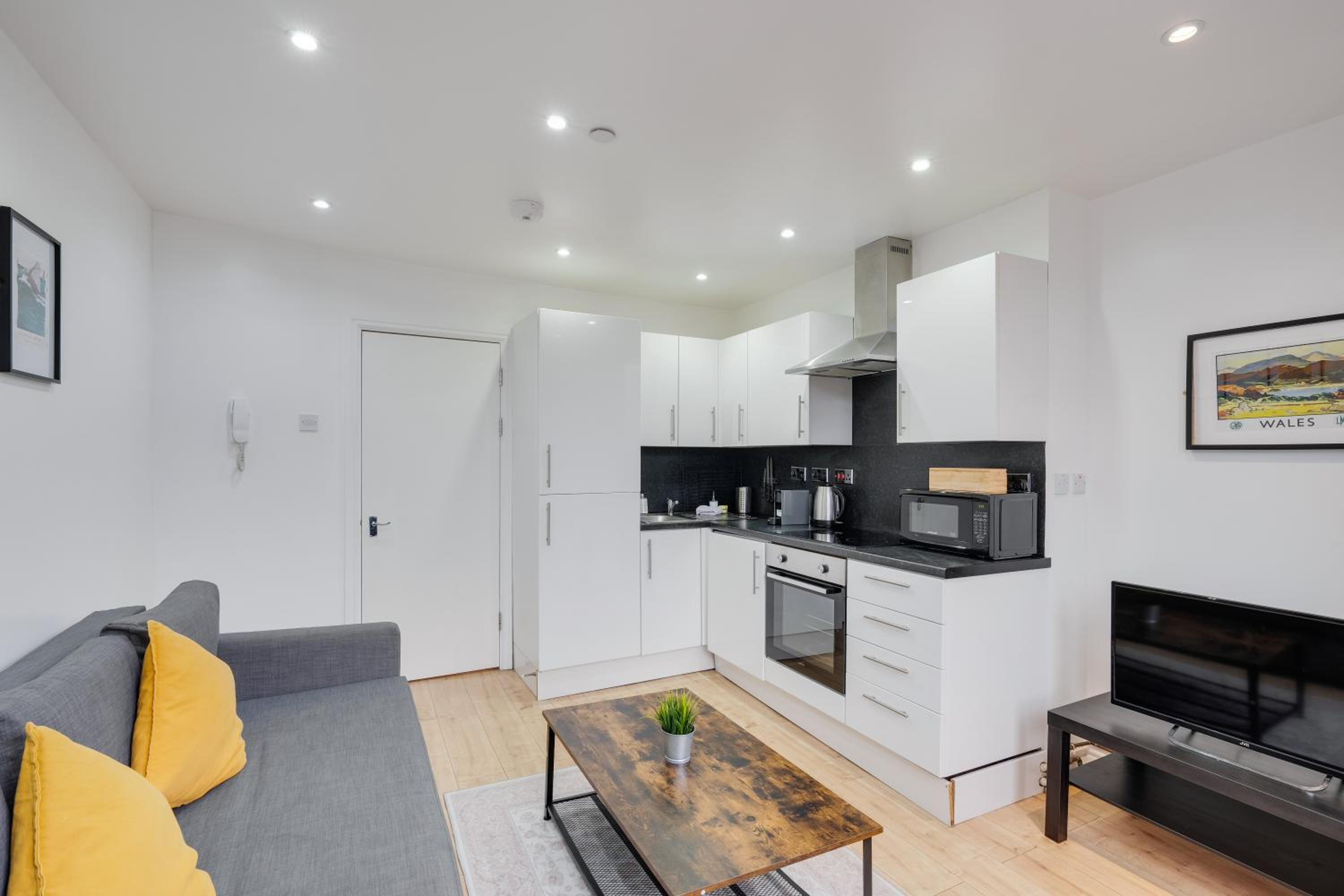 Relax in a modern Cardiff home by the City Centre & Bute Park view 5