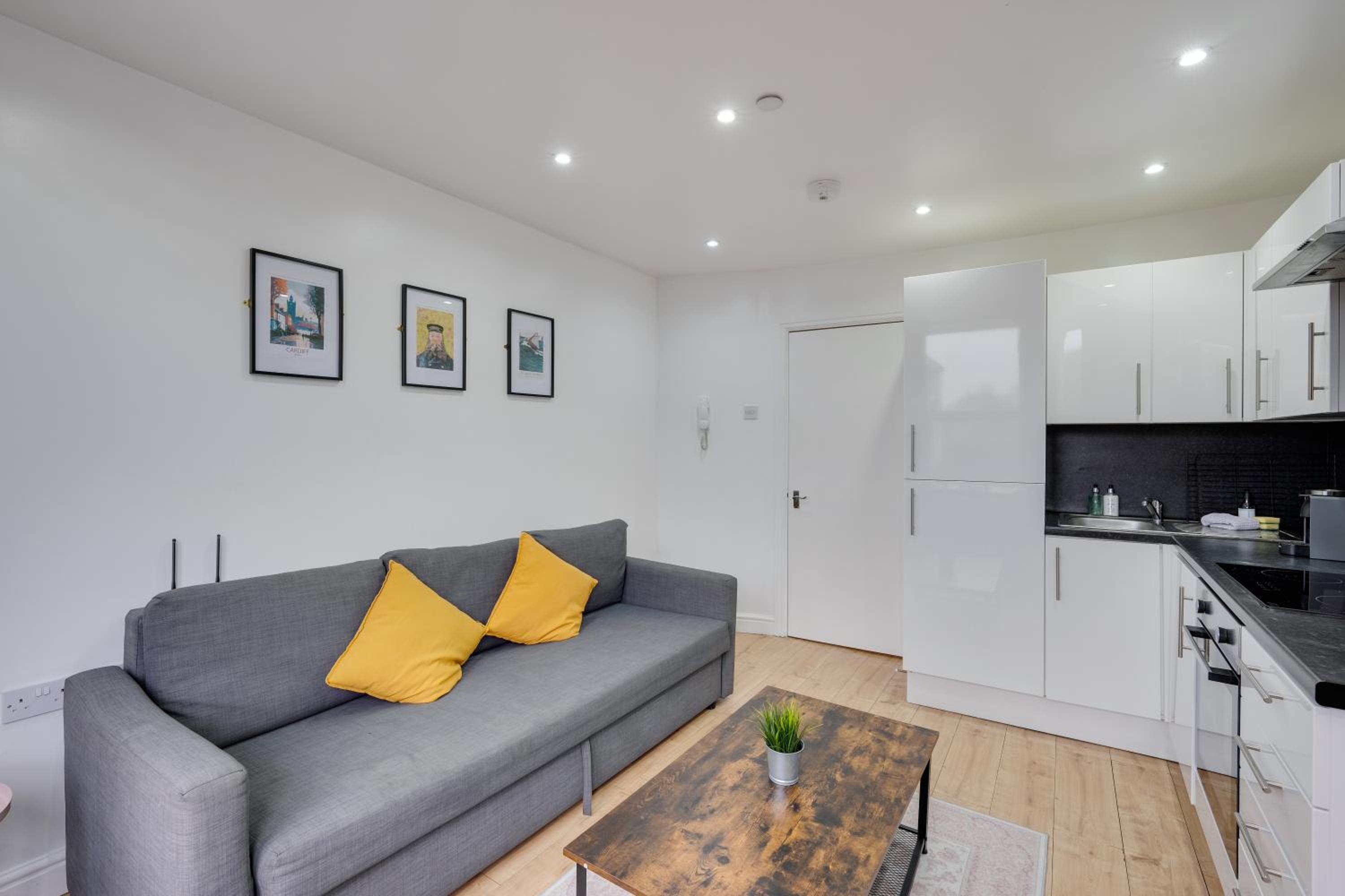 Relax in a modern Cardiff home by the City Centre & Bute Park view 2