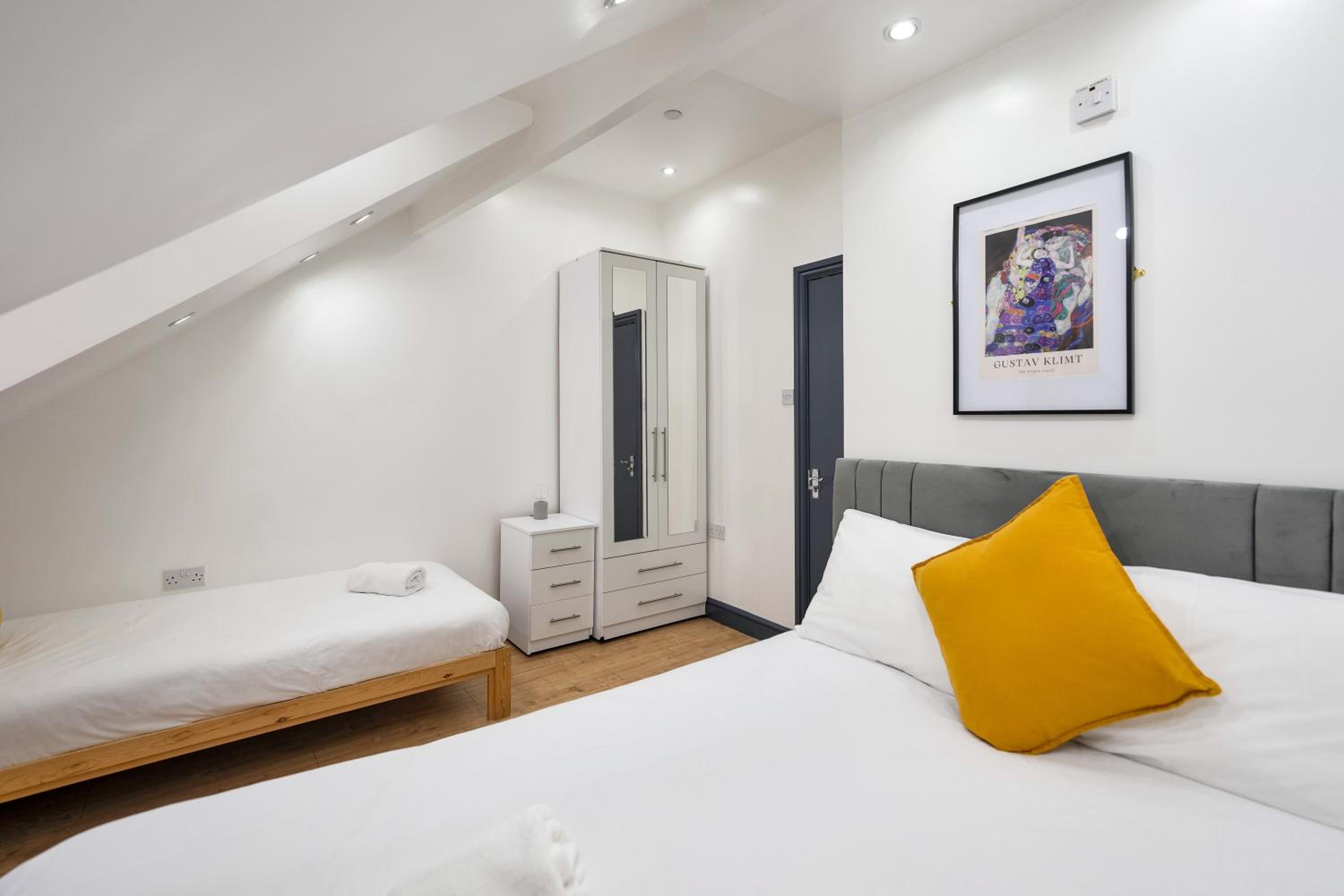 Relax in a modern Cardiff home by the City Centre & Bute Park view 4