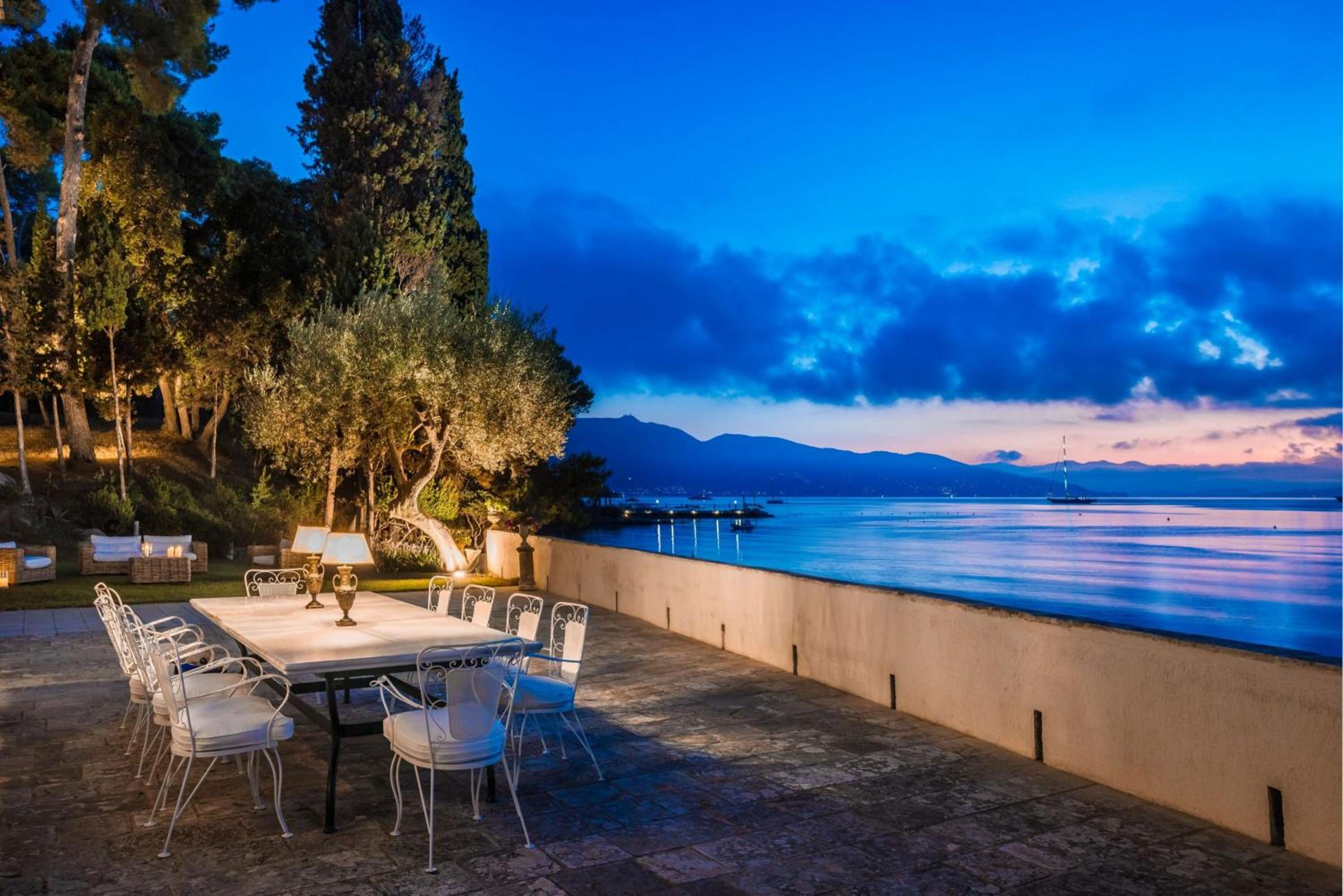 Magnificent Seafront Corfu Villa - 5 En-Suite Bedrooms -The Durrells House | Historic Elegance & Modern Luxuries - Direct Beach Access & Private Heated Poo photo 4