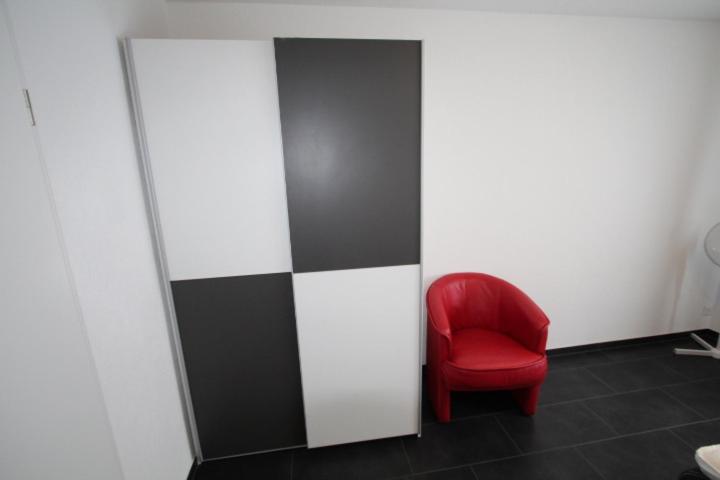 Dulliken 1 Schlafzimmer, Wohnzimmer, Küche mit Geschirr komplett, Bad