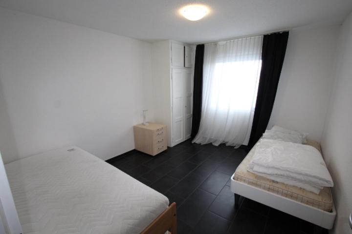 Dulliken 1 Schlafzimmer, Wohnzimmer, Küche mit Geschirr komplett, Bad