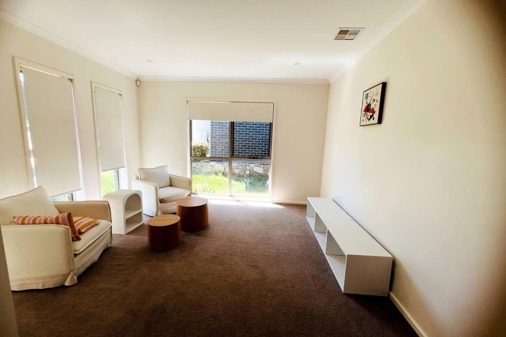 Entire 4 BR House In Moncrieff Close To Playground