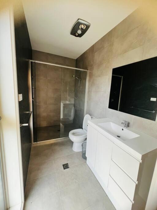 Entire 4 BR House In Moncrieff Close To Playground