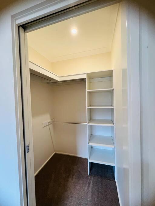 Entire 4 BR House In Moncrieff Close To Playground