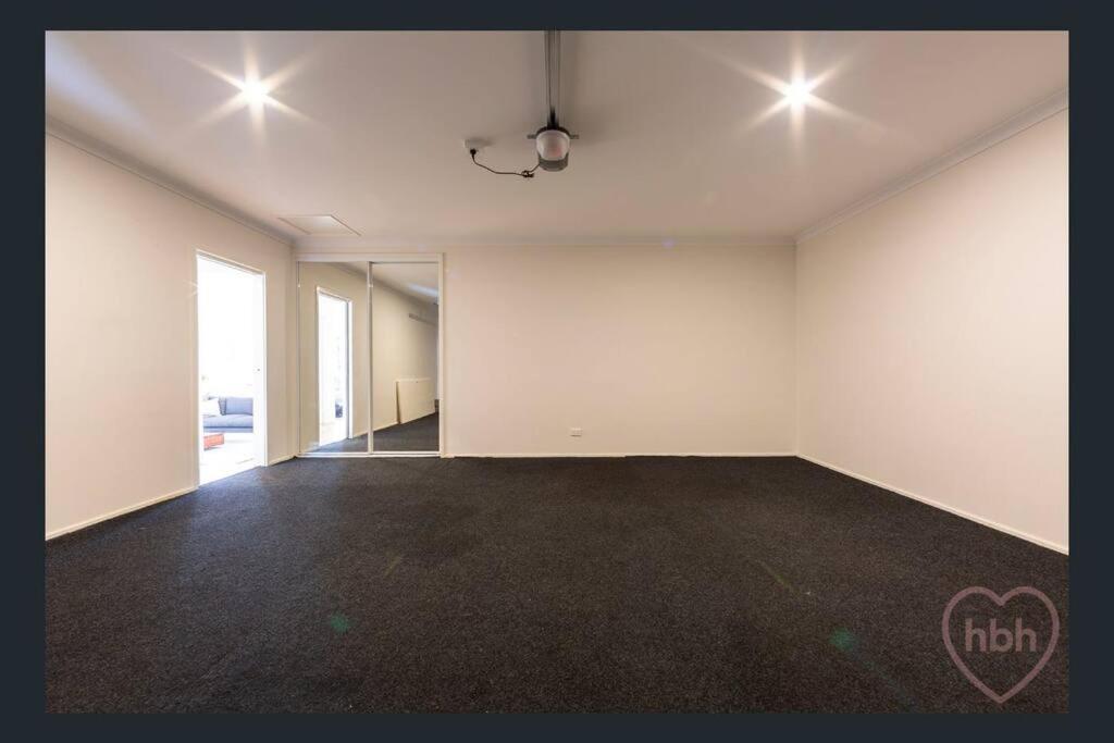 Entire 4 BR House In Moncrieff Close To Playground