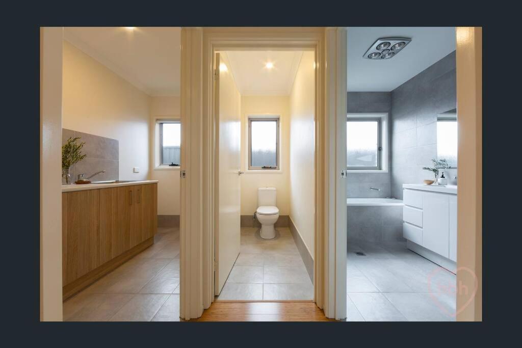 Entire 4 BR House In Moncrieff Close To Playground