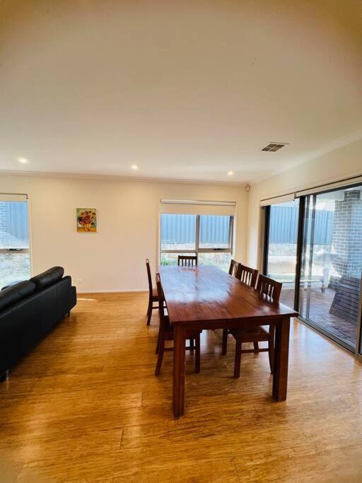 Entire 4 BR House In Moncrieff Close To Playground