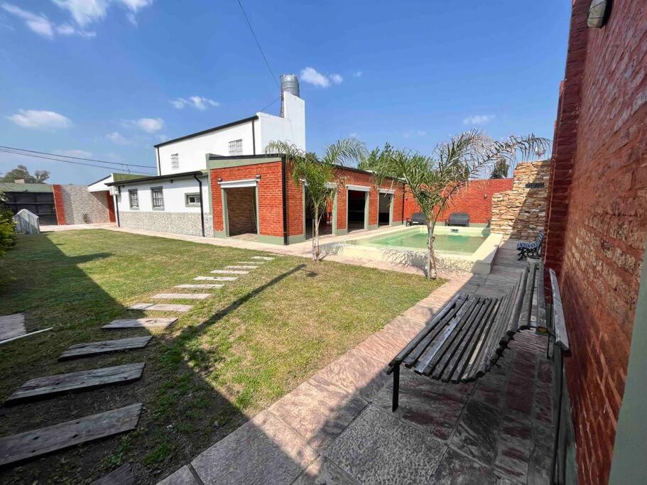 Acogedor alojamiento con piscina y gran patio