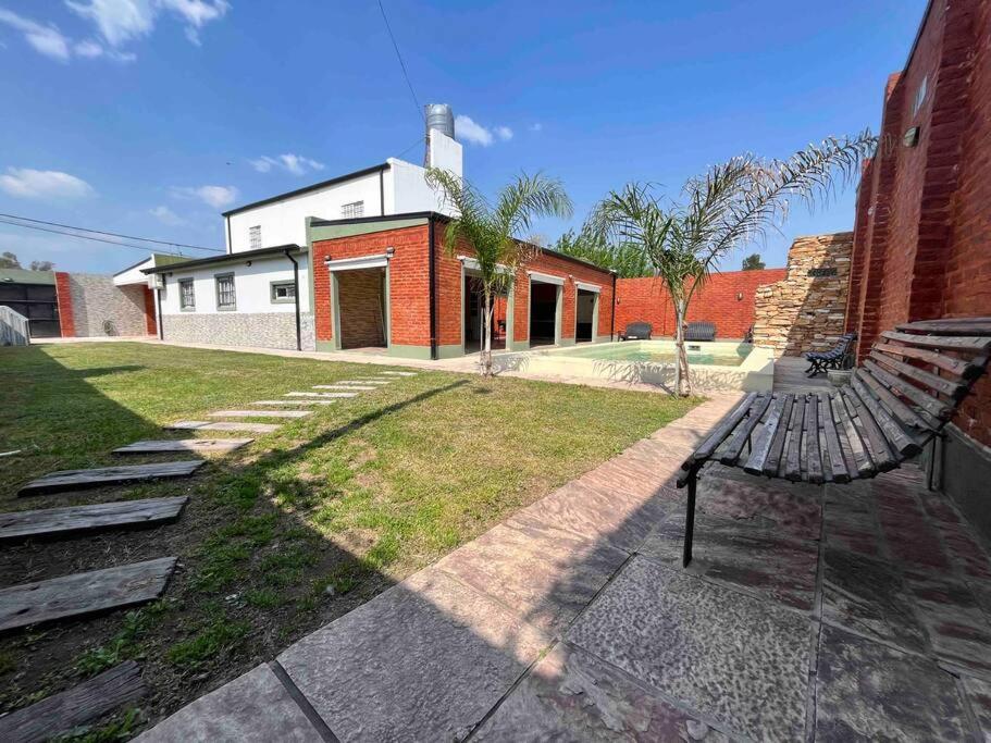 Acogedor alojamiento con piscina y gran patio