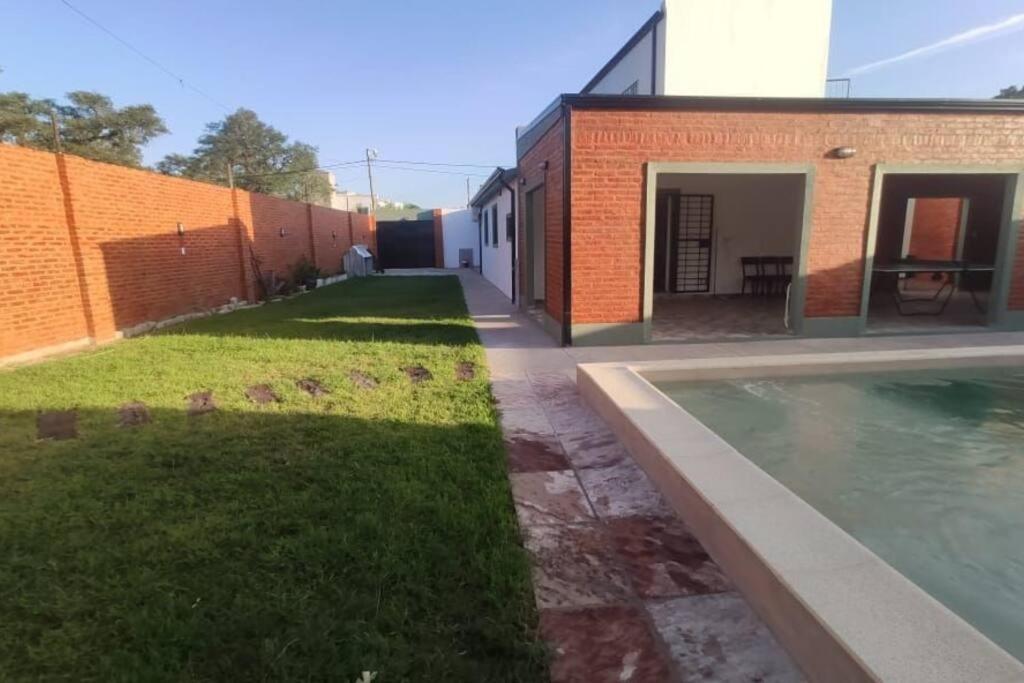 Acogedor alojamiento con piscina y gran patio