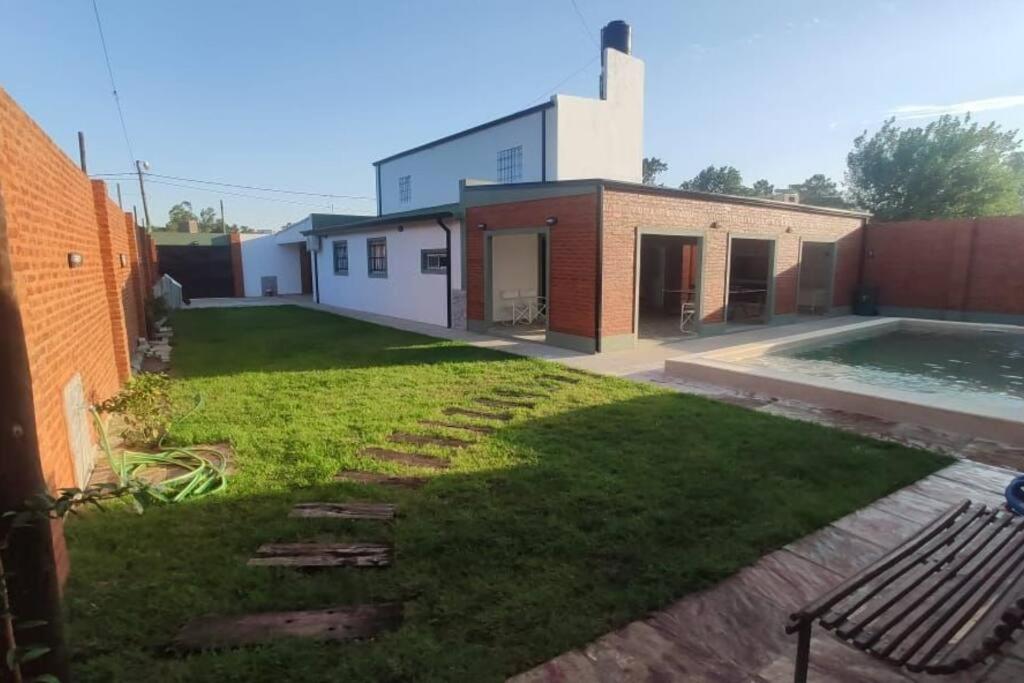 Acogedor alojamiento con piscina y gran patio