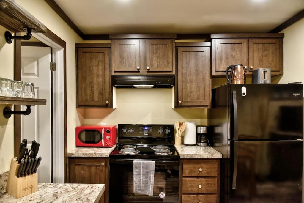 Lone Star Tiny Home - 15 minutes to downtown view 2