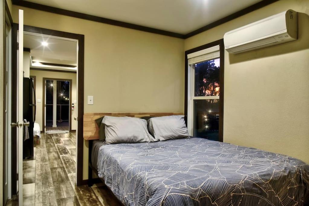 Lone Star Tiny Home - 15 minutes to downtown view 4