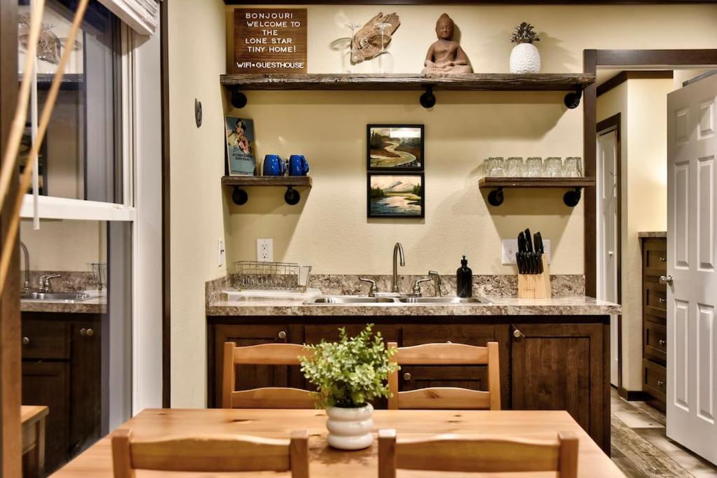 Lone Star Tiny Home - 15 minutes to downtown view 3
