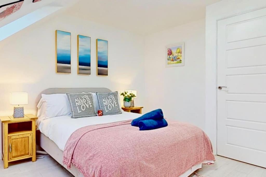 Dale House, Spacious Home in Central Dartford with Parking