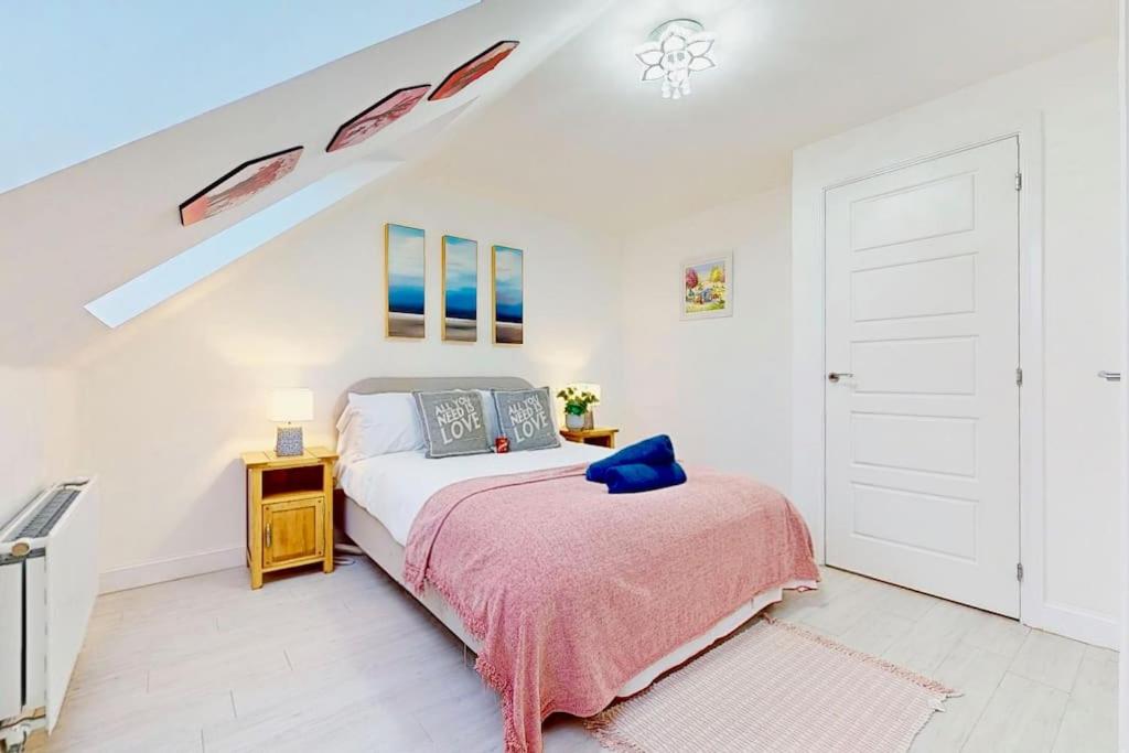 Dale House, Spacious Home in Central Dartford with Parking