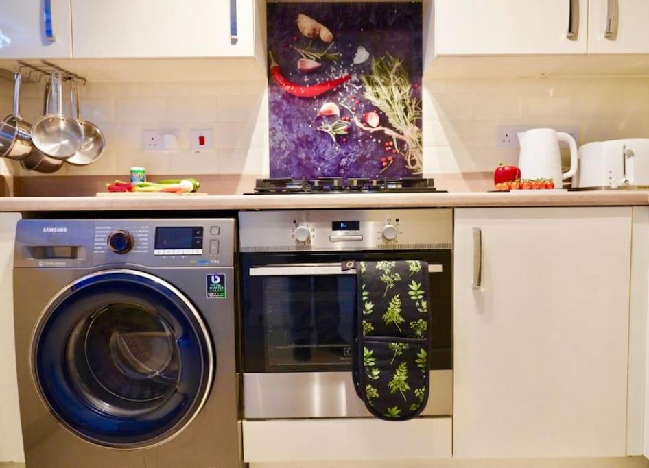 Dale House, Spacious Home in Central Dartford with Parking