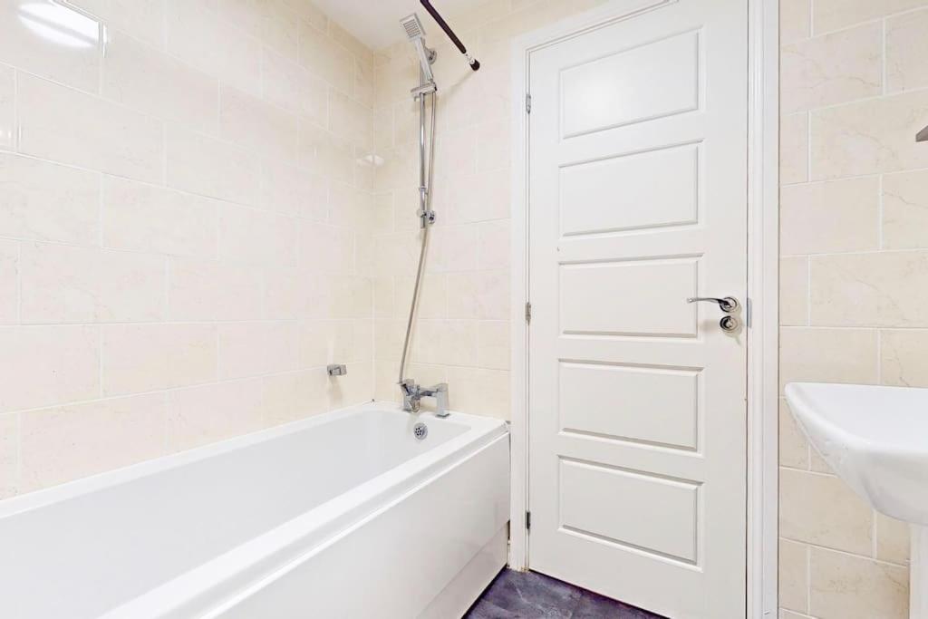 Dale House, Spacious Home in Central Dartford with Parking
