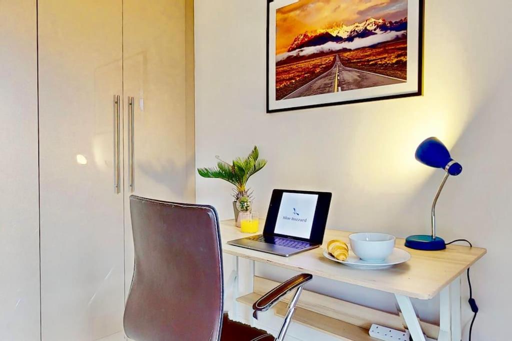 Dale House, Spacious Home in Central Dartford with Parking