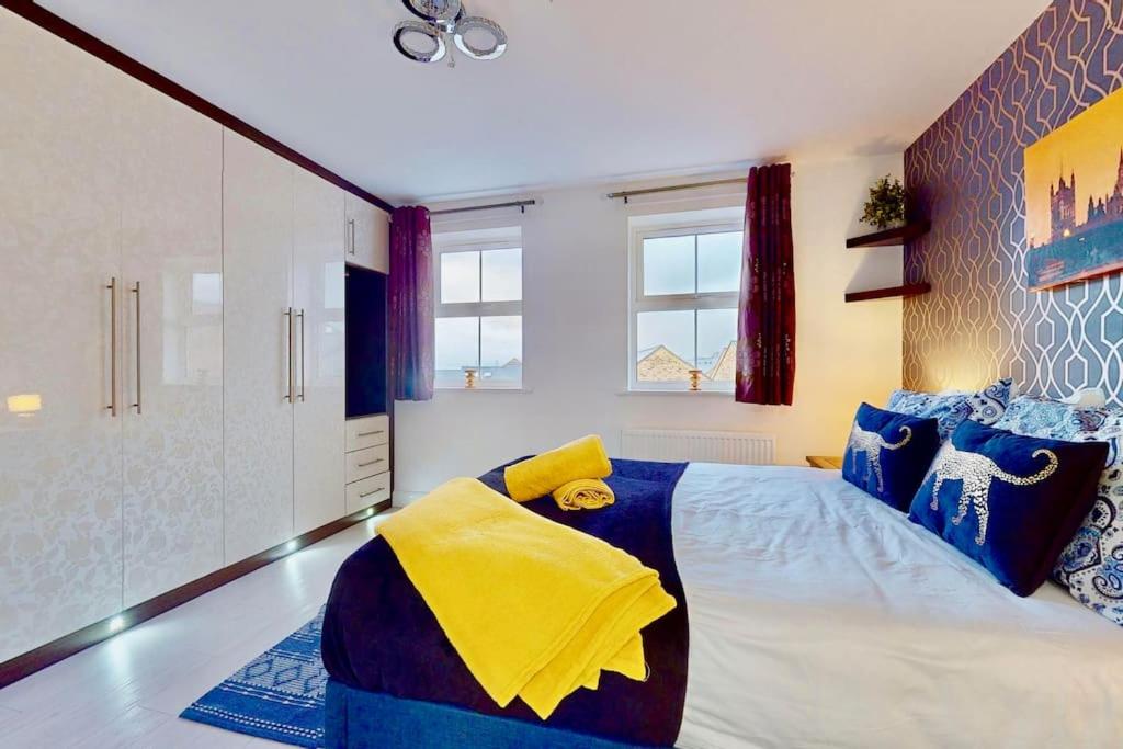 Dale House, Spacious Home in Central Dartford with Parking