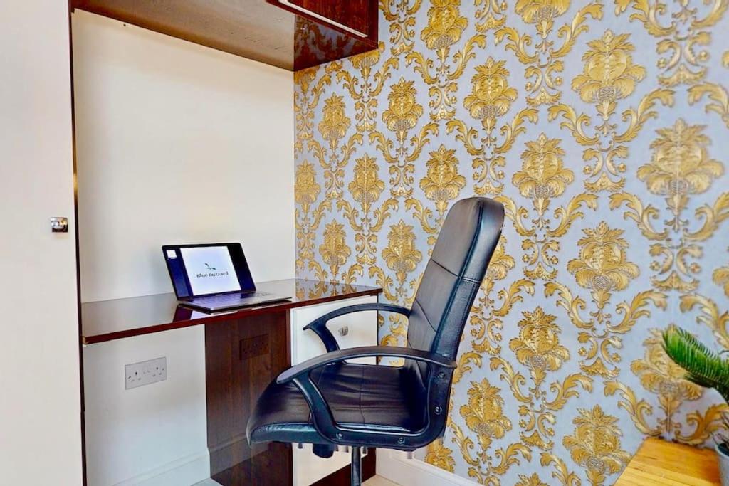 Dale House, Spacious Home in Central Dartford with Parking