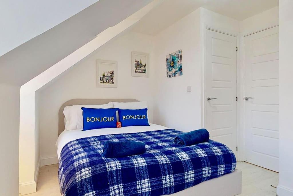 Dale House, Spacious Home in Central Dartford with Parking