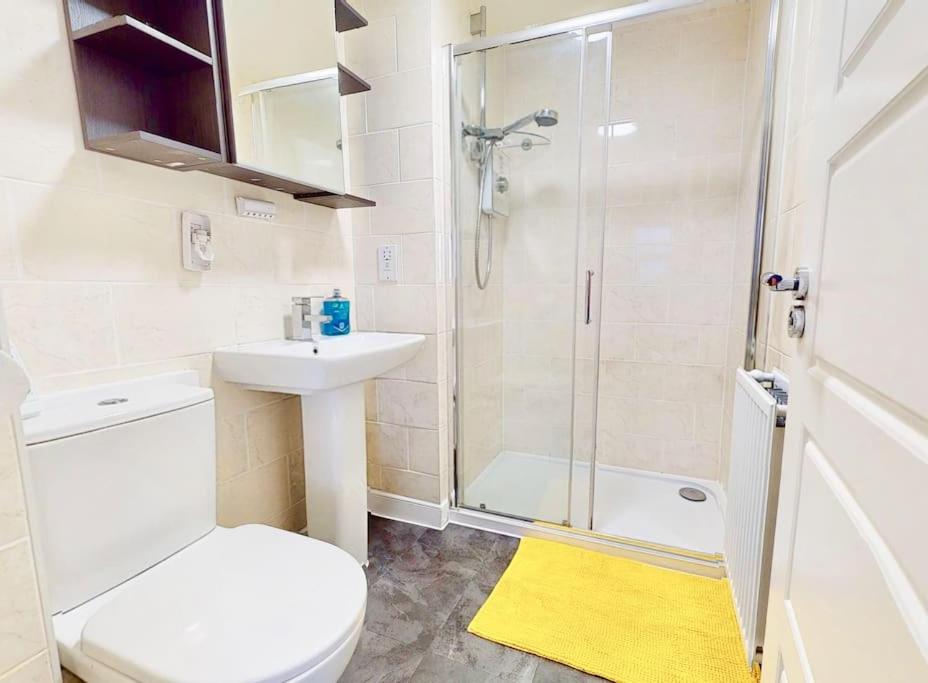 Dale House, Spacious Home in Central Dartford with Parking