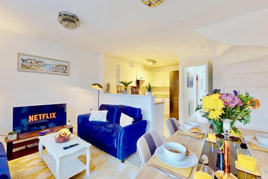 Dale House, Spacious Home in Central Dartford with Parking