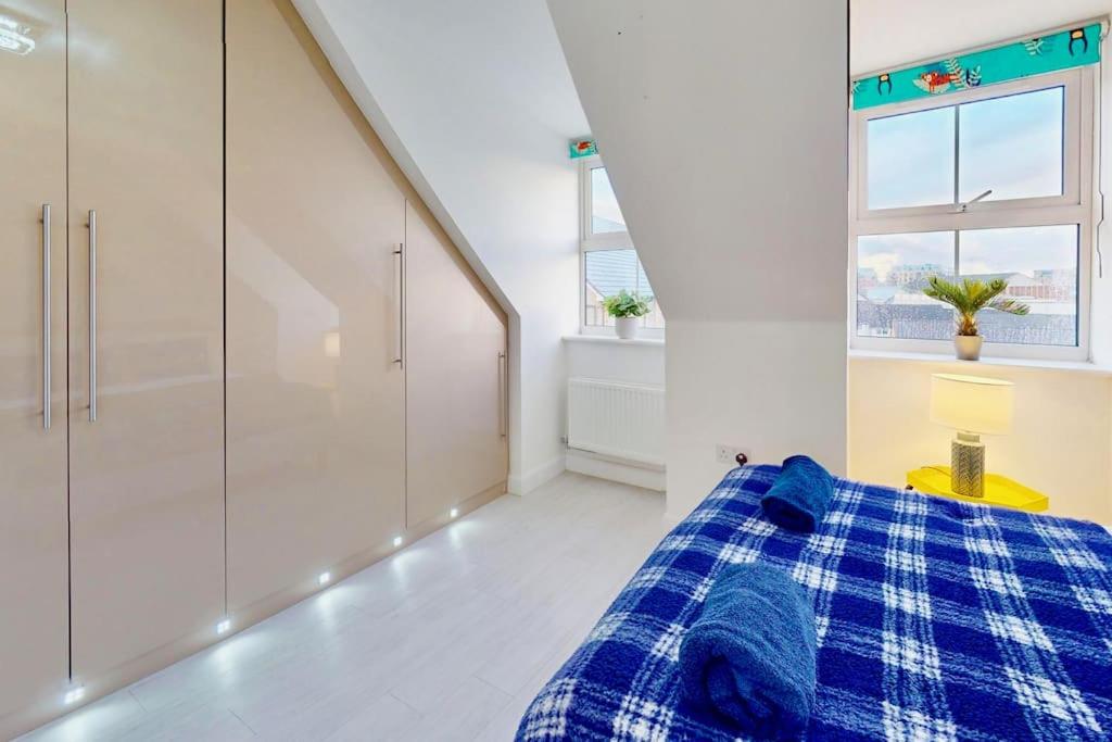 Dale House, Spacious Home in Central Dartford with Parking