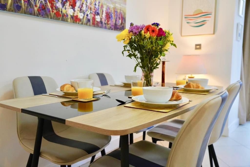 Dale House, Spacious Home in Central Dartford with Parking