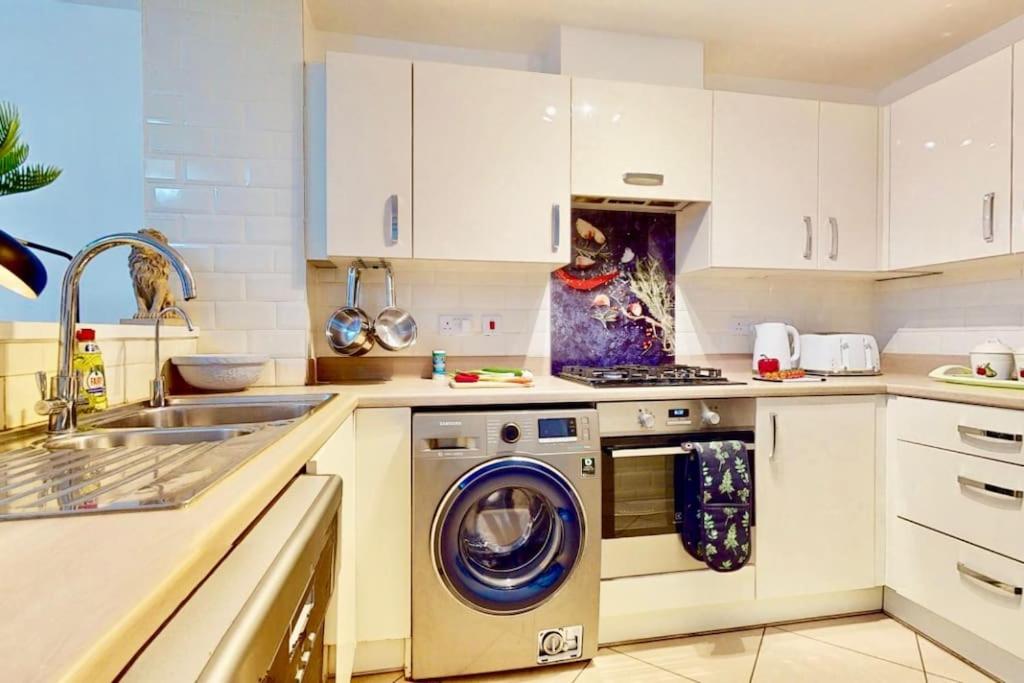Dale House, Spacious Home in Central Dartford with Parking