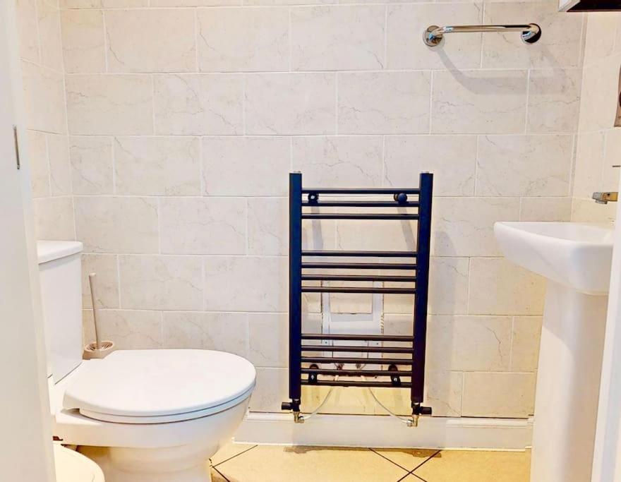 Dale House, Spacious Home in Central Dartford with Parking