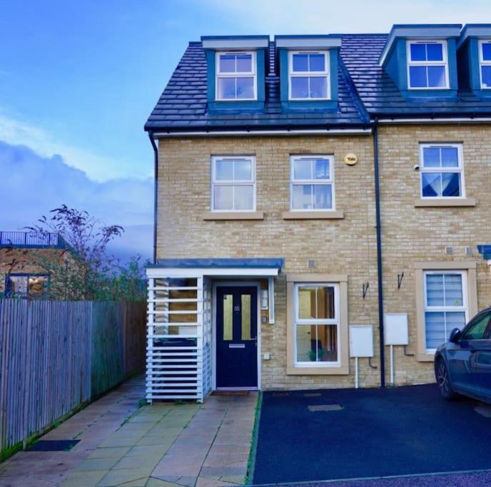 Dale House, Spacious Home in Central Dartford with Parking