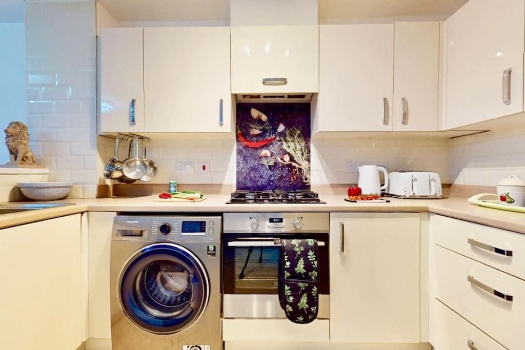 Dale House, Spacious Home in Central Dartford with Parking