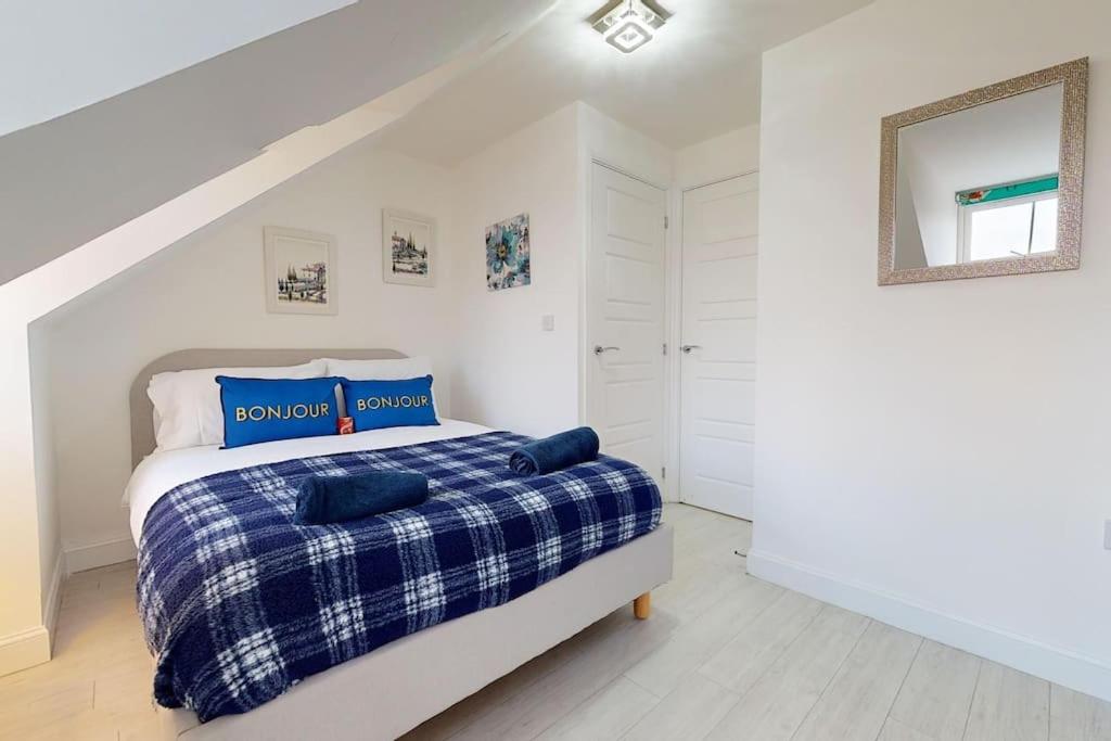 Dale House, Spacious Home in Central Dartford with Parking